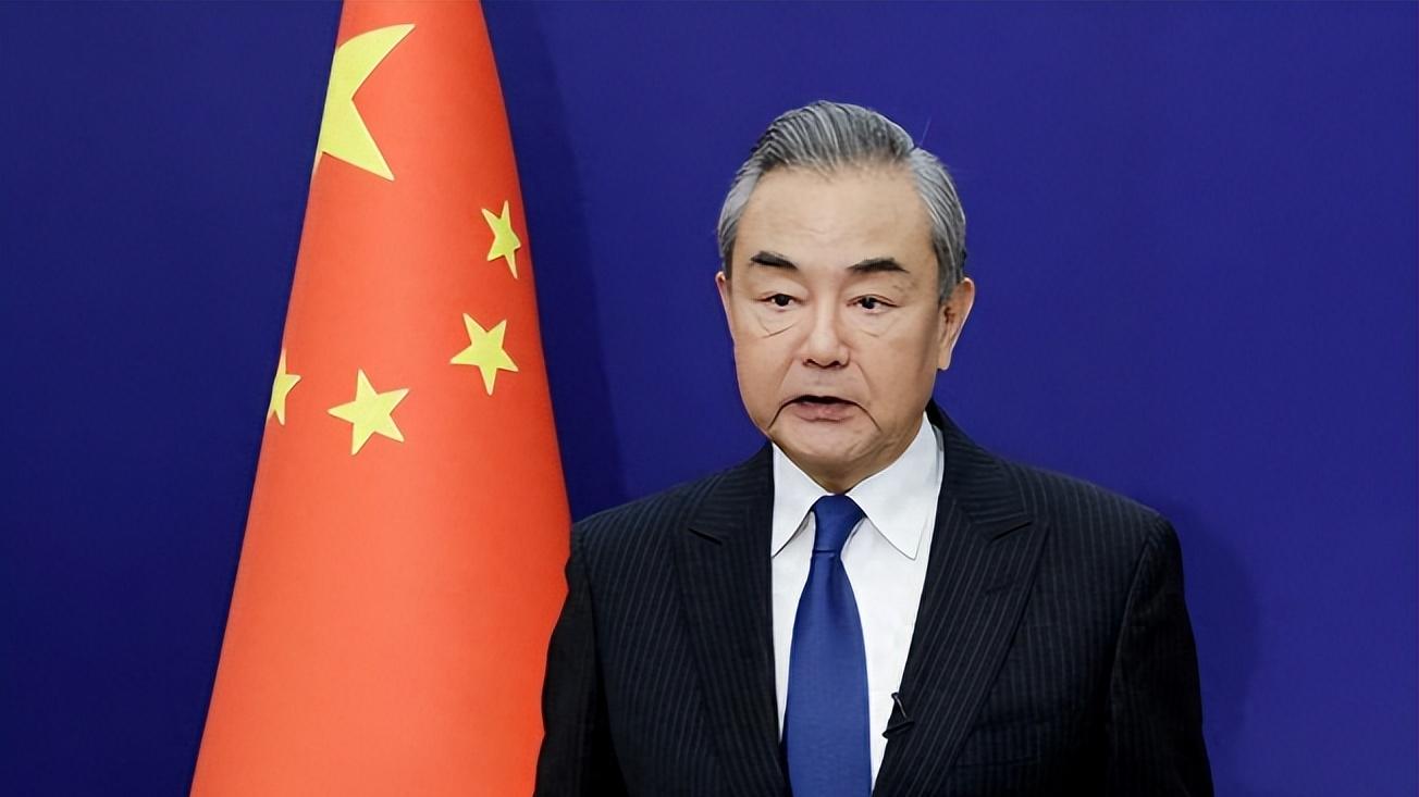 中方准备迎战，美逼中国缴罚金，开口价就是1750亿，王毅反将一军