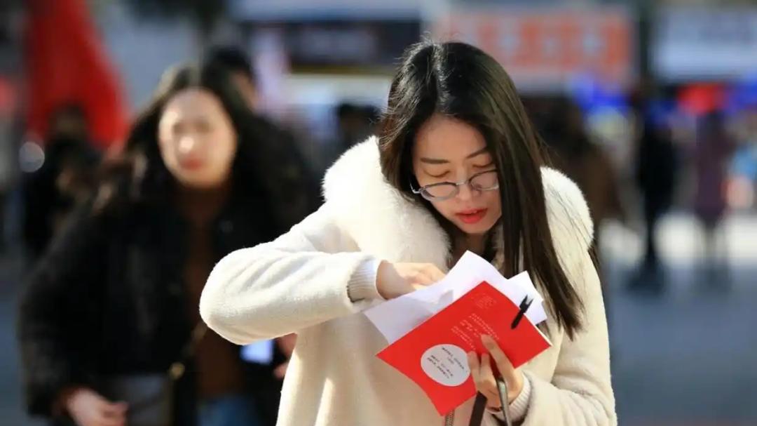 创历史新高，26国考371.8万人报名，竞争比98: 1，相比去年增30万