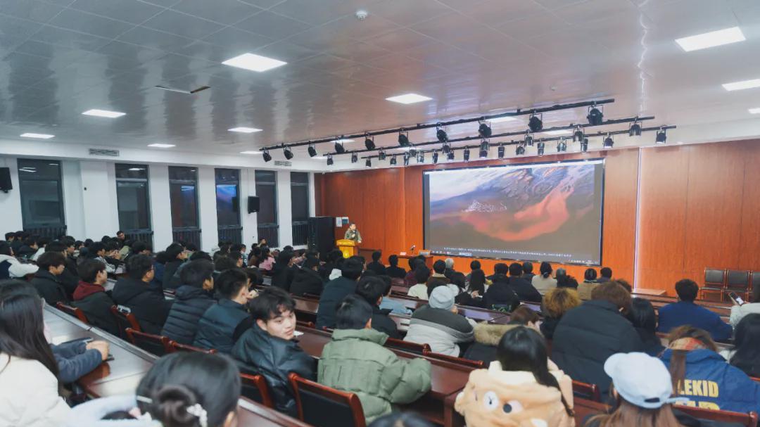 摄影家肖戈应邀到信阳工程职业学院举办生态摄影讲座