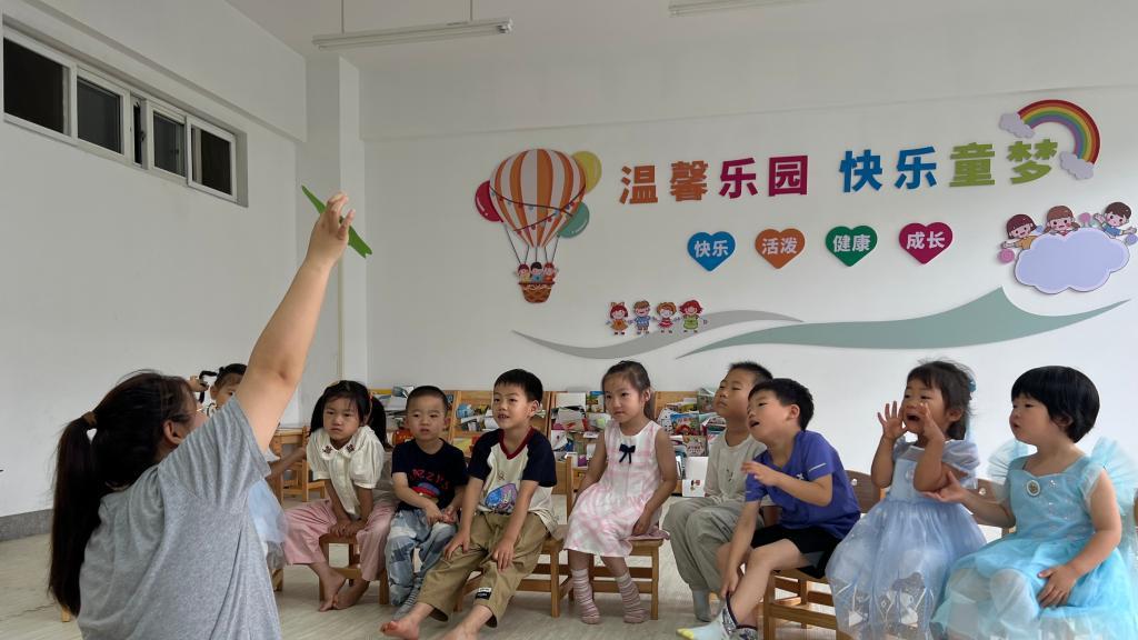 重磅！高额育儿补贴今日降临，生育困局能否破局？