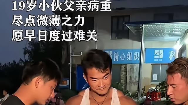 网红李维刚回老家过年，开十万小车房子破败不堪，网友直呼不敢信
