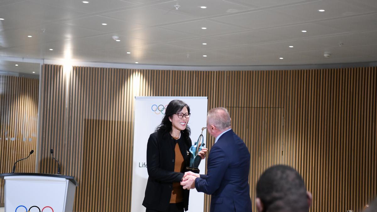 气氛太绝了！朱婷回归俱乐部队友热情欢迎，纷纷上前拥抱围成一圈