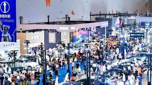 杭州问题车展：车企人员冒雨守候，维权现场演绎“拉锯战”