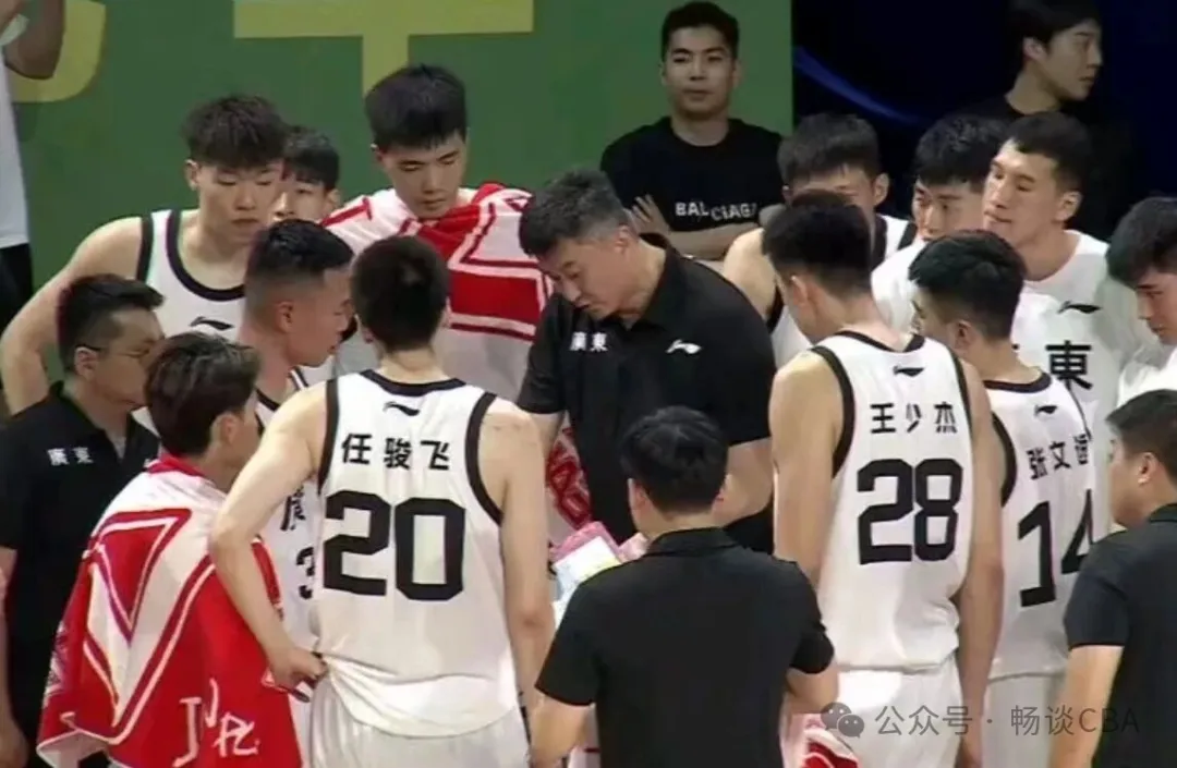 广东71-63险胜，徐杰复出14分黑白矮重聚，杜锋对球队表现不满