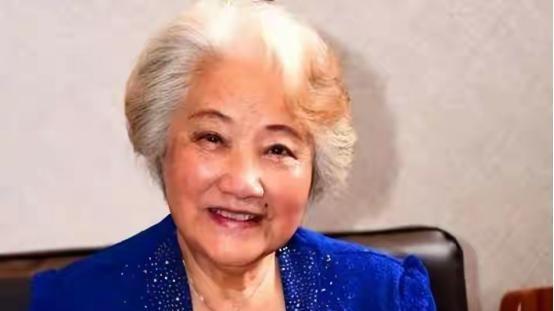 定居美国10余年，78岁却回国“捞金”，她凭啥被称“人民艺术家”！