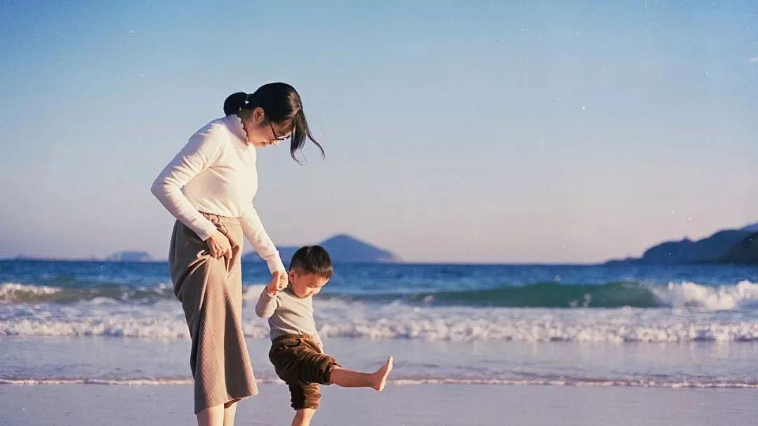 为什么男孩都喜欢黏着妈妈？背后的4个真相，妈妈要知道！