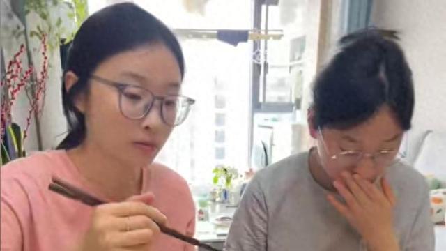 博眼球、骗流量？高考288分女孩爆火后，迅速开启直播“卖货”