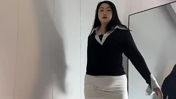 女子拍视频秀身材，被质疑“腿太粗”，网友：做真实的自己！