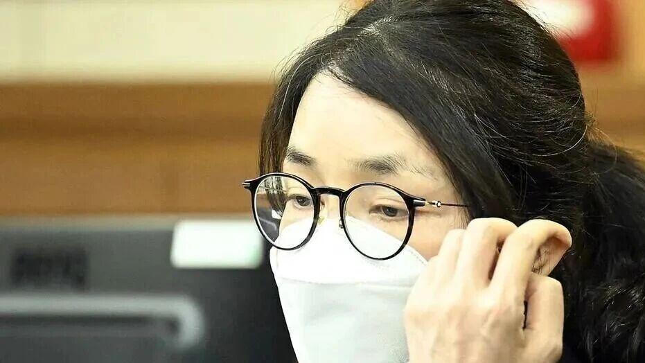 从顶流第一夫人到阶下囚！金建希出庭惊呆全网：头发花白，瘦成纸片人！