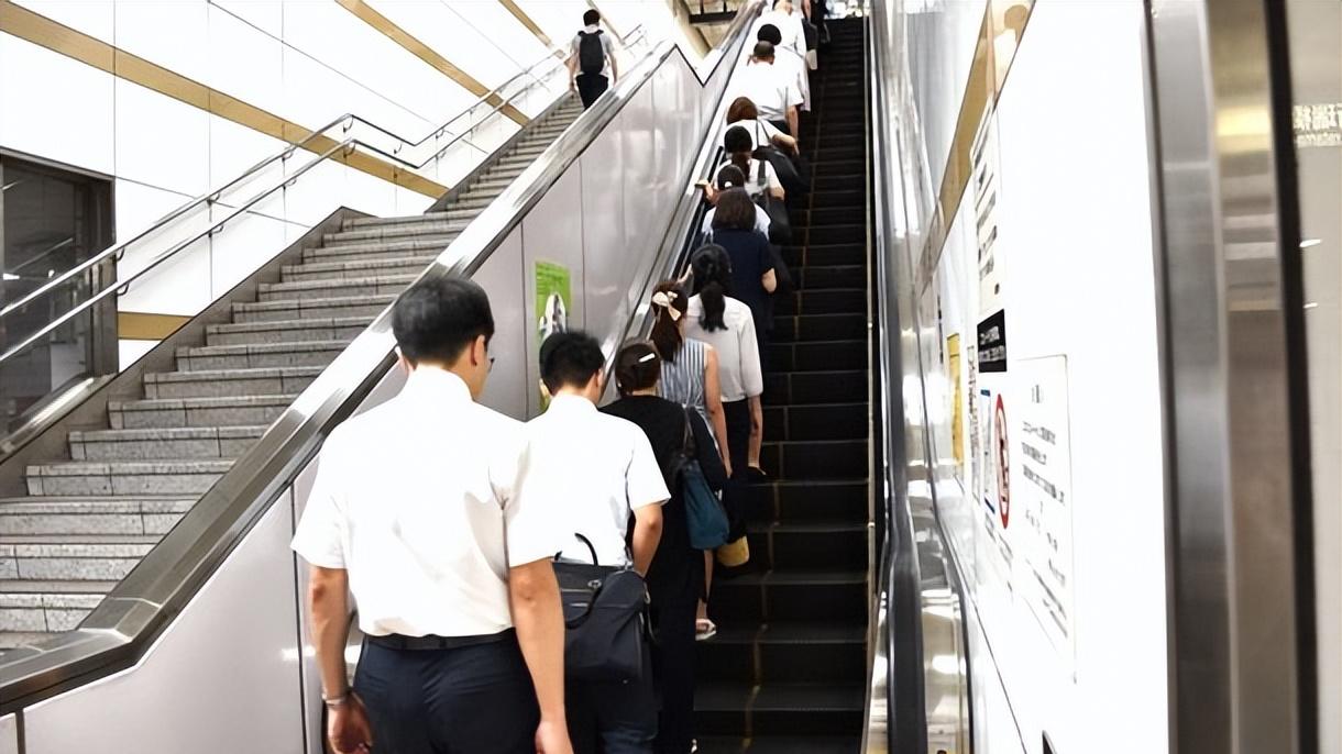 自动扶梯为何难改“靠边站”旧习？日本各大都市的实施情况
