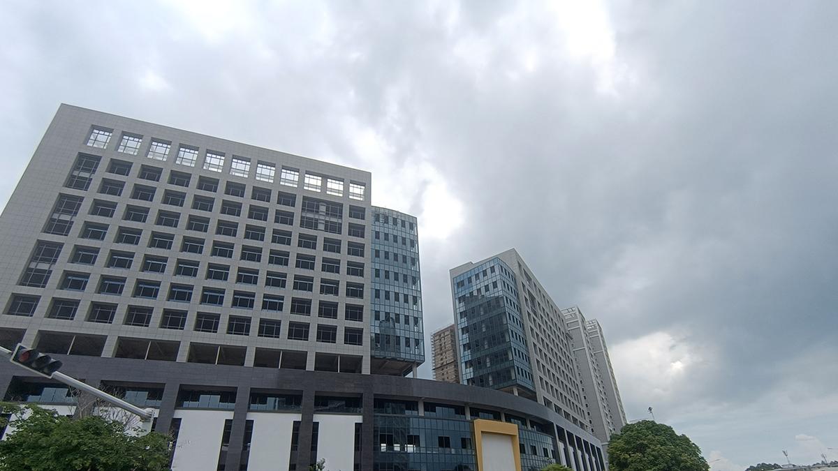 北海市这栋烂尾多年的商业楼已经复工建设了，准备做酒店？
