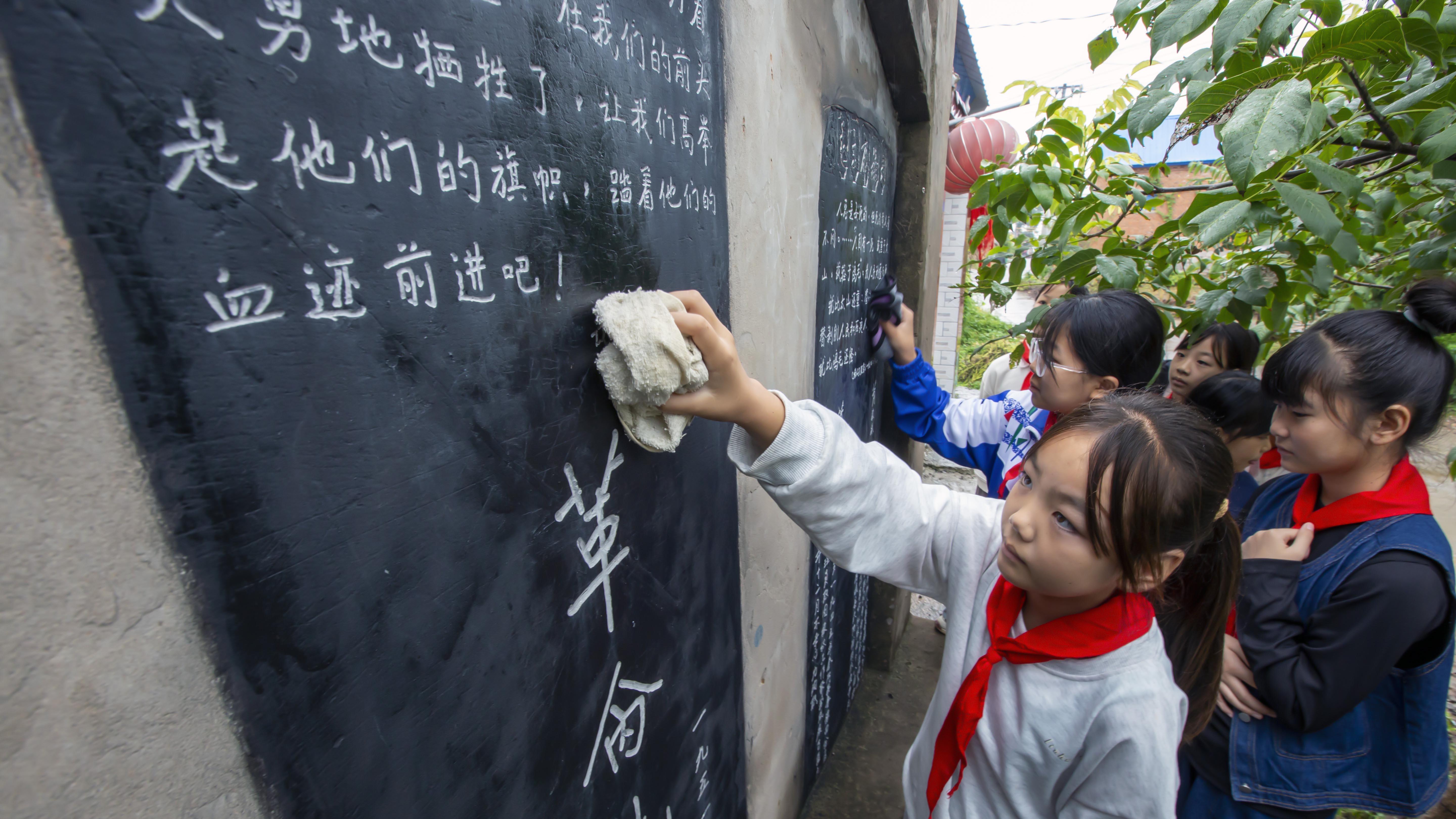 河南汤阴：朵朵鲜花祭英烈