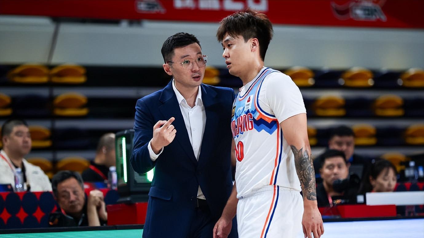 又受伤了！CBA昔日顶级前锋成玻璃人，拿到四年大合同