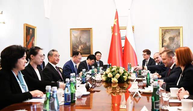 最新！中欧班列遭波兰切断4天：300辆列车大面积滞留，关键时候王部长空降波兰