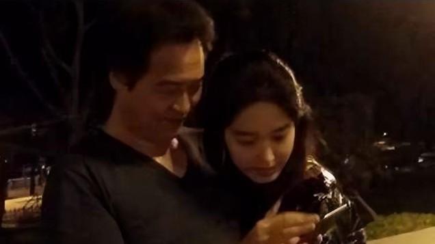 刘亦菲干爹小30前女友疑似怀孕，和男友当街亲吻，高清正脸照曝光