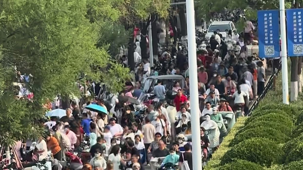 2025高考全国I卷语文作文难哭考生，结合三位作家名句，自由发挥