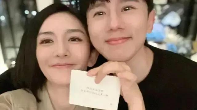 谢娜44岁生日现“冷暖江湖”：张杰卡点庆生甜齁全网，何炅缺席引唏嘘，快乐家族终究走散了？