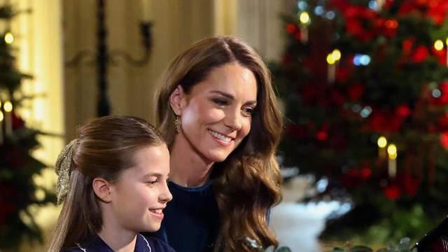 不装了摊牌了，夏洛特公主在钢琴二重奏大放异彩，宛如迷你版凯特