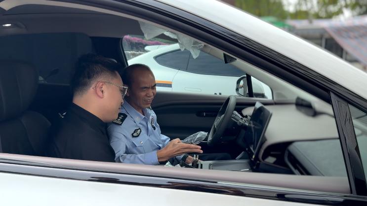 能被警务系统选中的车有多香？广汽昊铂 HT 给出答案