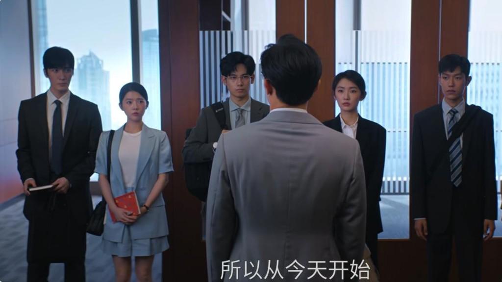 央视《即刻上场》开播，胡先煦穿西装帅翻，周依然清纯，柳岩惊艳