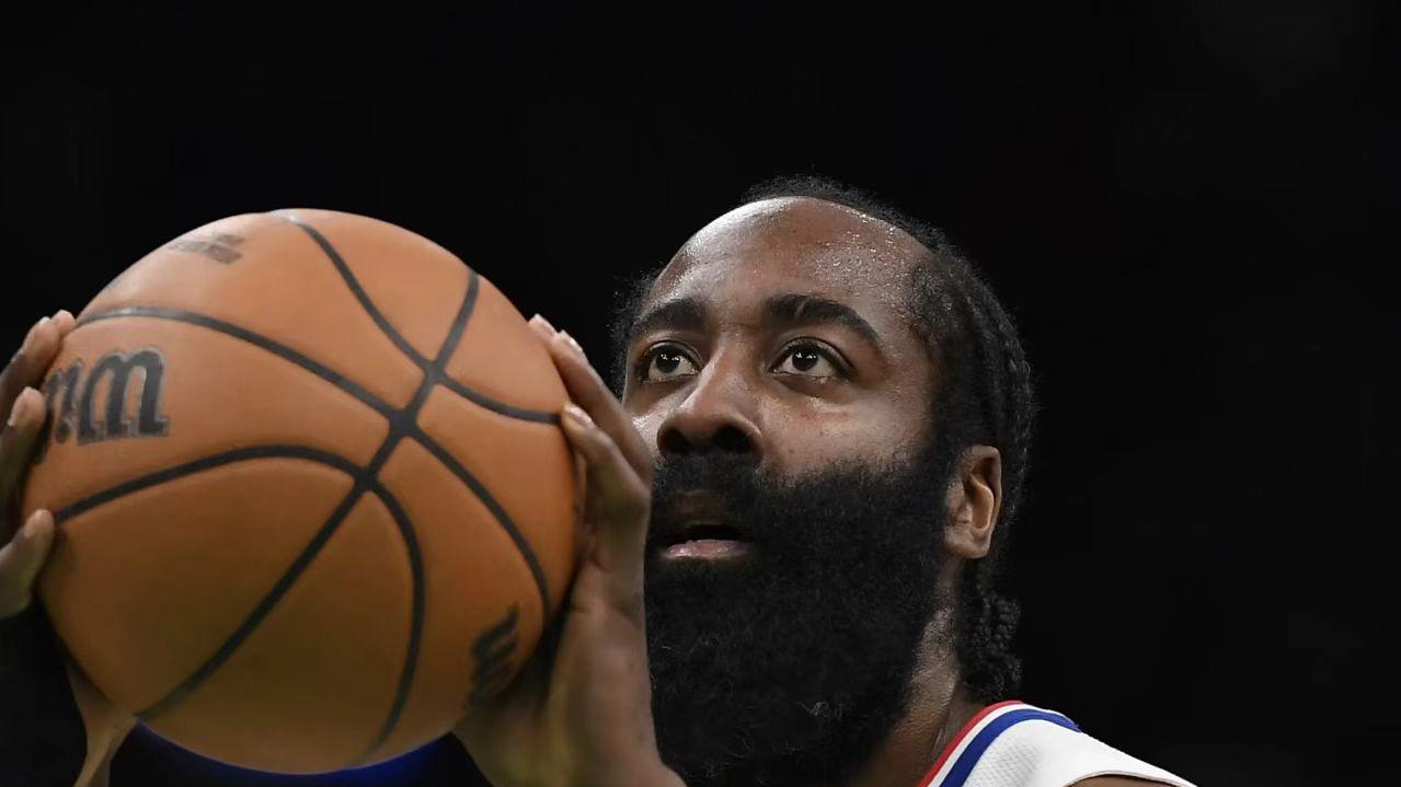 "17分钟离奇休战！克莱成独行侠溃败导火索，小卡高效20+6率队冲冠"