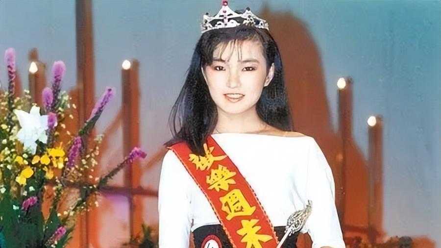 50岁天后终于承认私生子，一直未婚，网友：她看上去比儿子还年轻