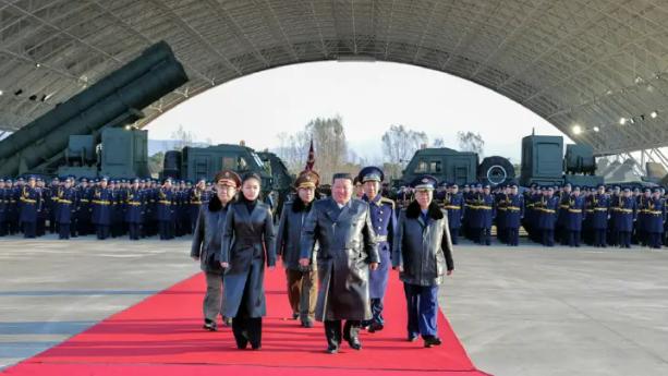 金正恩与爱女同穿“家庭装”亮相空军庆典，新型导弹首次曝光