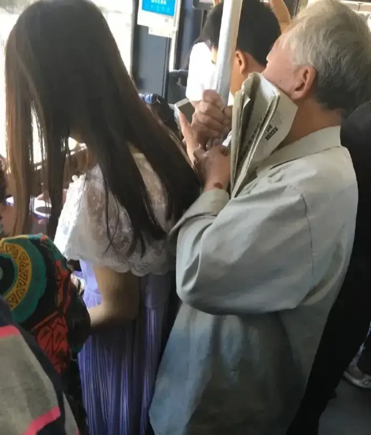女子坐公交被大爷摸腿十几秒！大爷回应让人气愤，评论区热议
