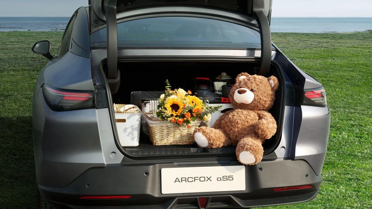 极狐汽车跻身3秒俱乐部！极狐阿尔法S5：390kW双电机碾压同级