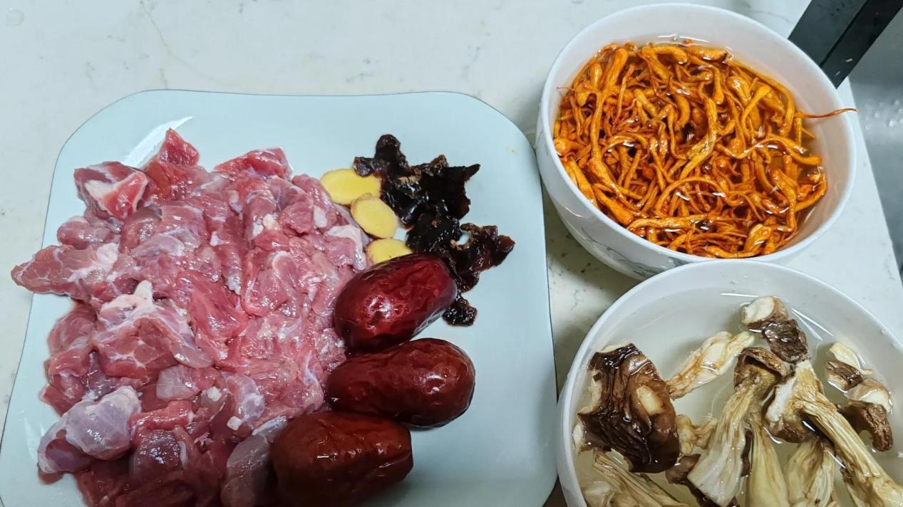 牛肉炖雪山松茸虫草花红枣桂圆汤