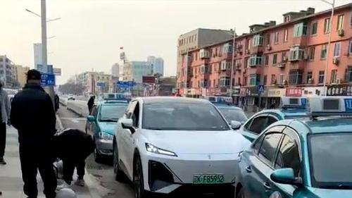 政府打击无证网约车，平台鼓励无证网约车司机接单，矛盾吗？