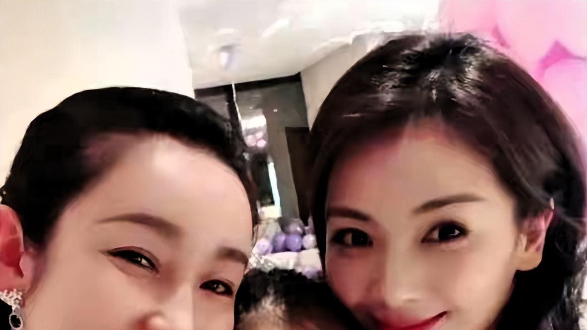 17岁的刘涛女儿王紫嫣脸型像爸爸，五官长得像妈妈，是个小美女