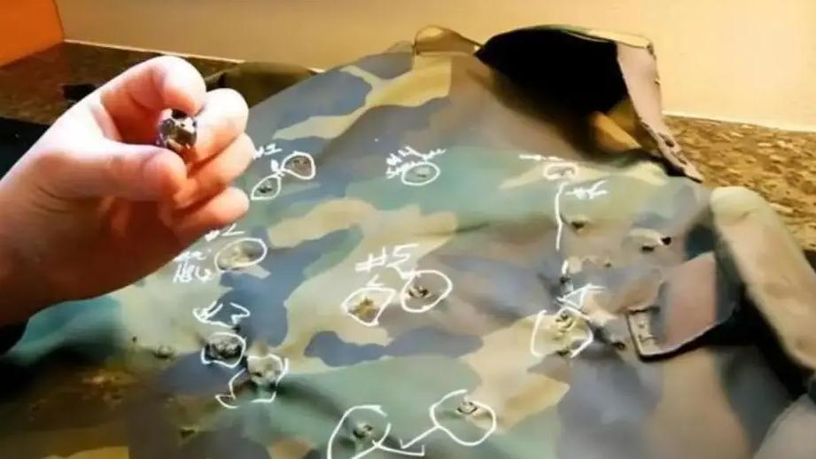 身中12枪都没死！西方质疑中国防弹衣内藏钢板！