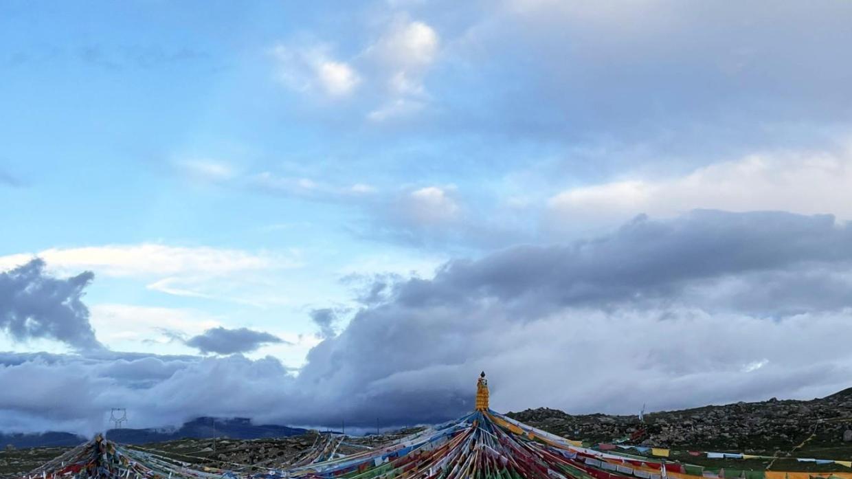 雪山之下，一个魔戒电影般的视觉场景（亚堆扎拉山雪山）