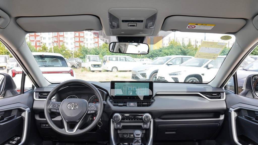 一汽丰田荣放买2.0L两驱都市版就行，配置够用，省油耐用