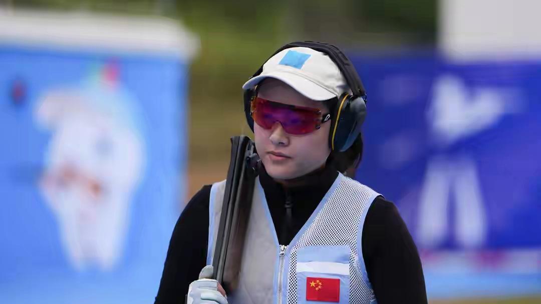 全运会射击飞碟项目重庆队范馨月以44中夺得女子多向金牌