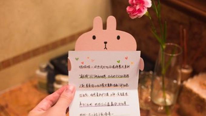 故事：10岁女孩住小姨家里，邻居给她一张字条，小姨却说邻居早已去世