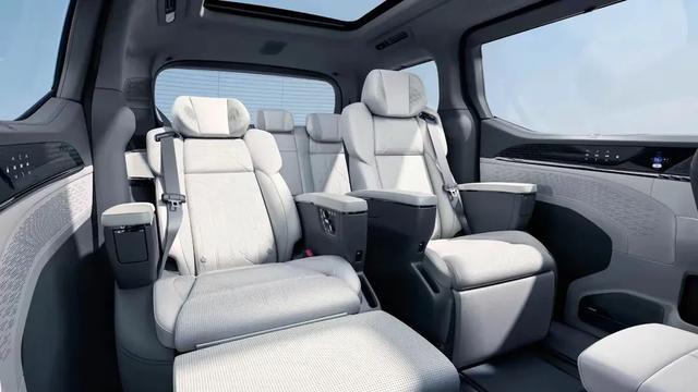 极氪009销量逆袭背后，三位车主真实评价，揭秘这款MPV的独特魅力