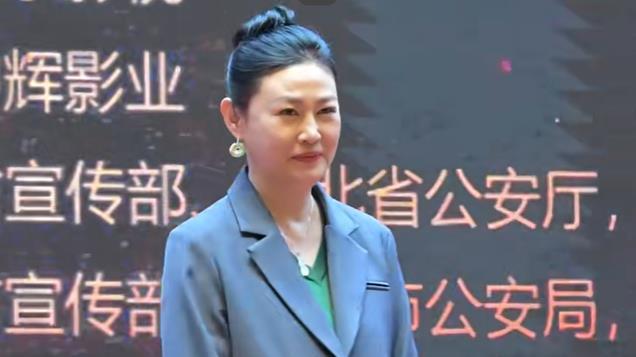 55岁王思懿罕见现身，容貌大变身材发福，网友直呼认不出