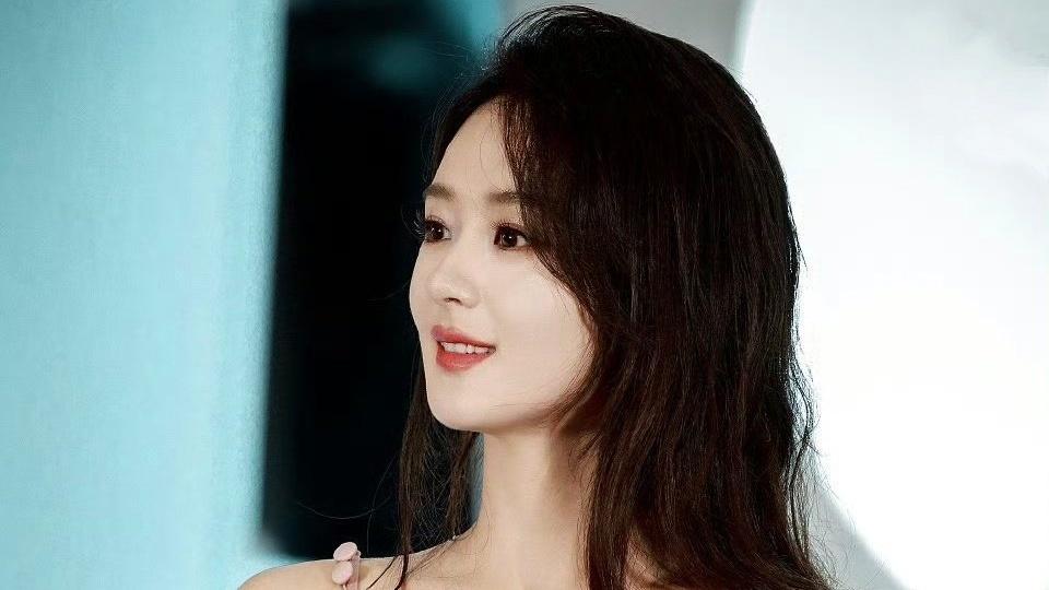 赵丽颖粉色造型引爆春日美学：一袭荷叶边长裙如何诠释“温柔力量”？