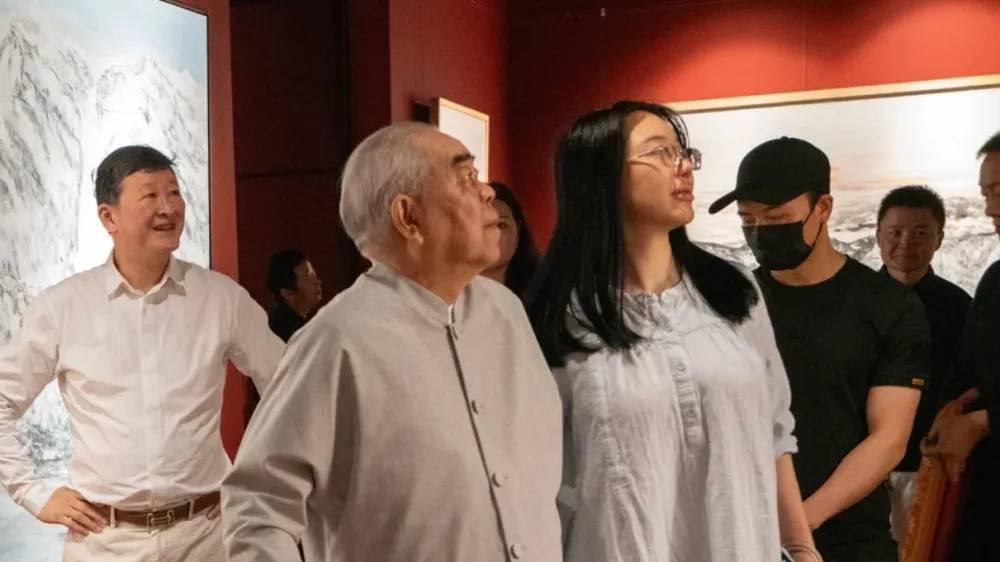 古有范进中举，今有范曾得子