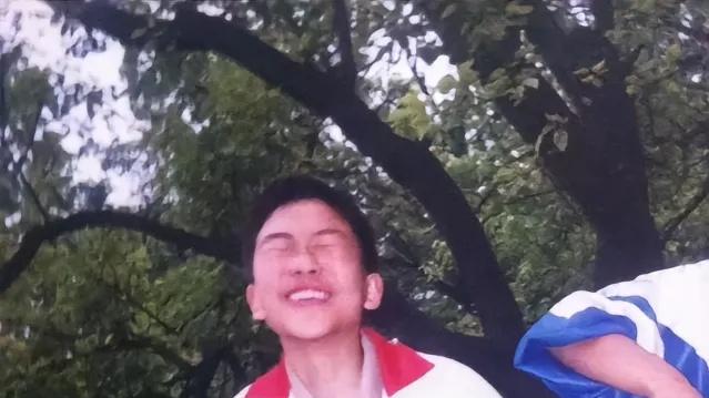 你和赵丽颖之间，只差一张合影的距离吗？同学变明星的合影照，背后藏着普通人的“逆袭密码”