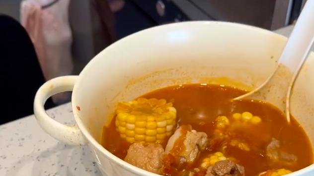 绝对好喝的番茄玉米排骨汤：浓郁鲜美，暖心之选！