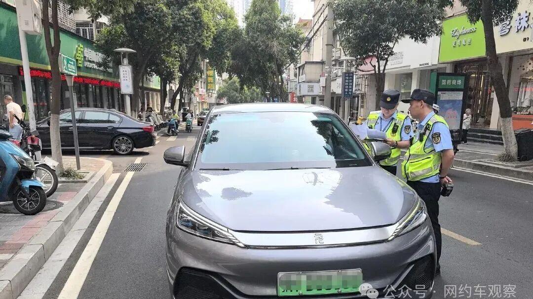大数据精准查车，346辆非法网约车被全平台封禁，合规网约车必须张贴标识