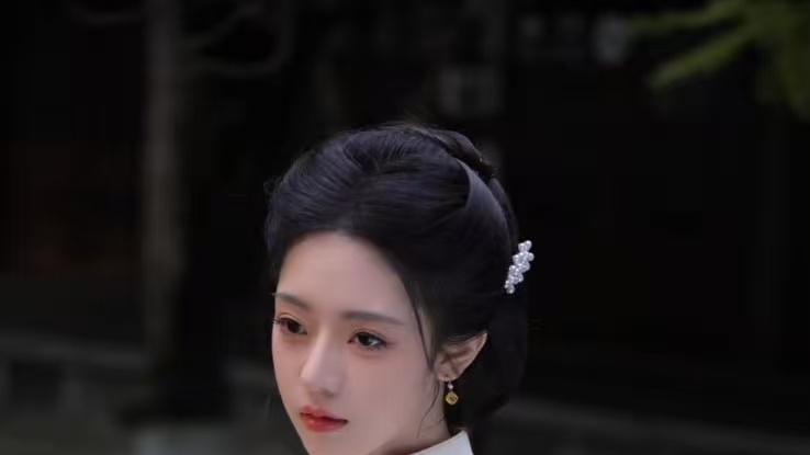 温婉又端庄的古典美，又带着一点不食人间烟火的仙气