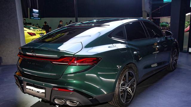 四出排气+大溜背，颜值不输A7，261马力配9AT，这样的MG7你买吗？