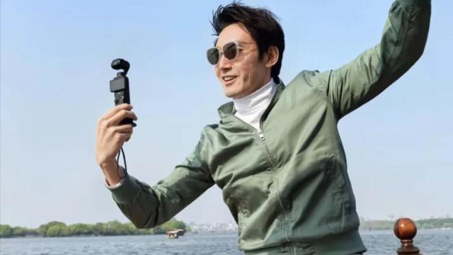 54岁陈松伶与小9岁老公同游 14年丁克婚姻保鲜秘诀曝光