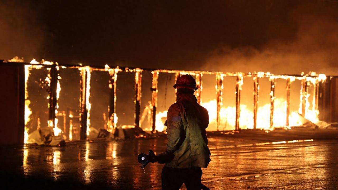美国这场灭不掉的大火，既是天灾，也是人祸