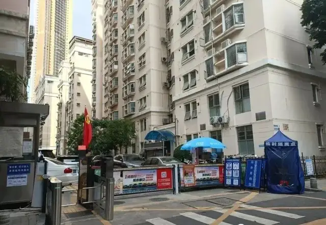 又降了？福田保税区银泰苑254平顶楼复式，市场价6折起拍！