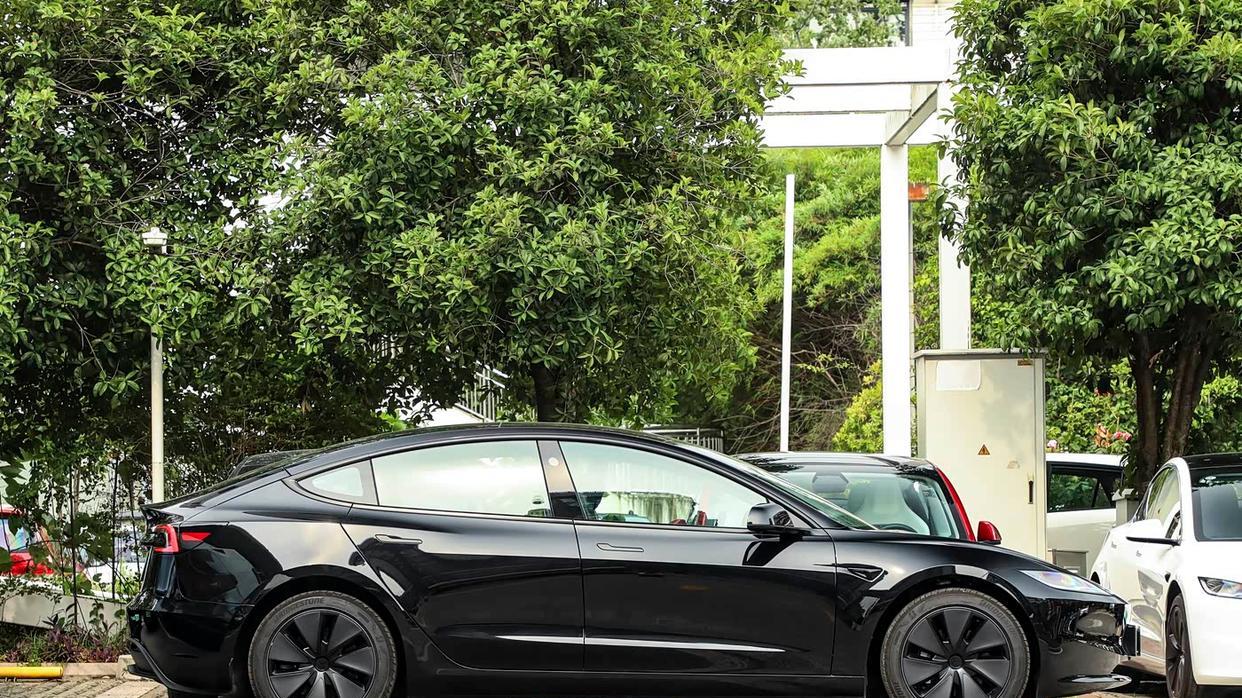 23.55万起步价，新特斯拉Model 3亮相，外观科技感更强，配置更智能